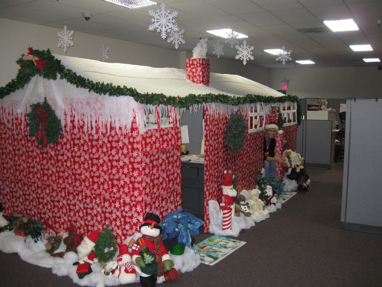 How to Turn Your Office Cubicle Into A Winter Wonderland